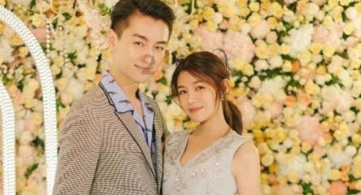 芬兰马丁塞尔 小熊幼崽专注吃鱼尽显呆萌