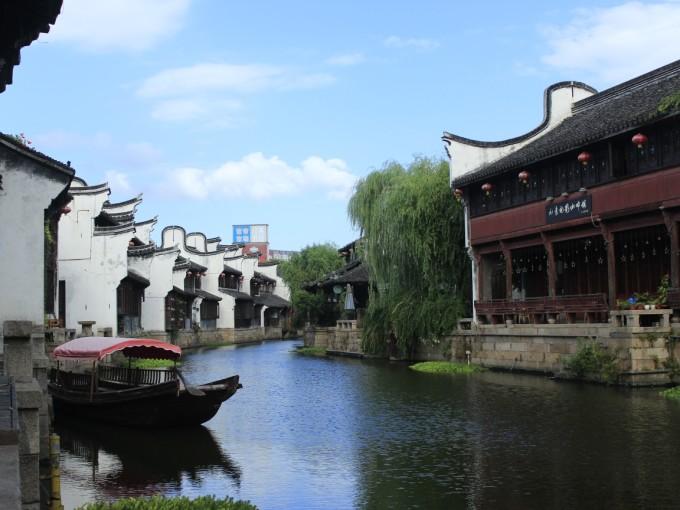 笑脸球的冒险之旅